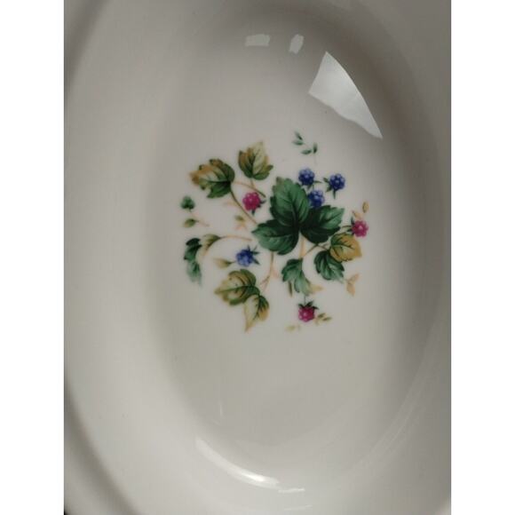 Andrea by Sadek Casserole Dish with Lid - Green Ivy Berries Gold Trim - Vineyard - Picture 4 of 8